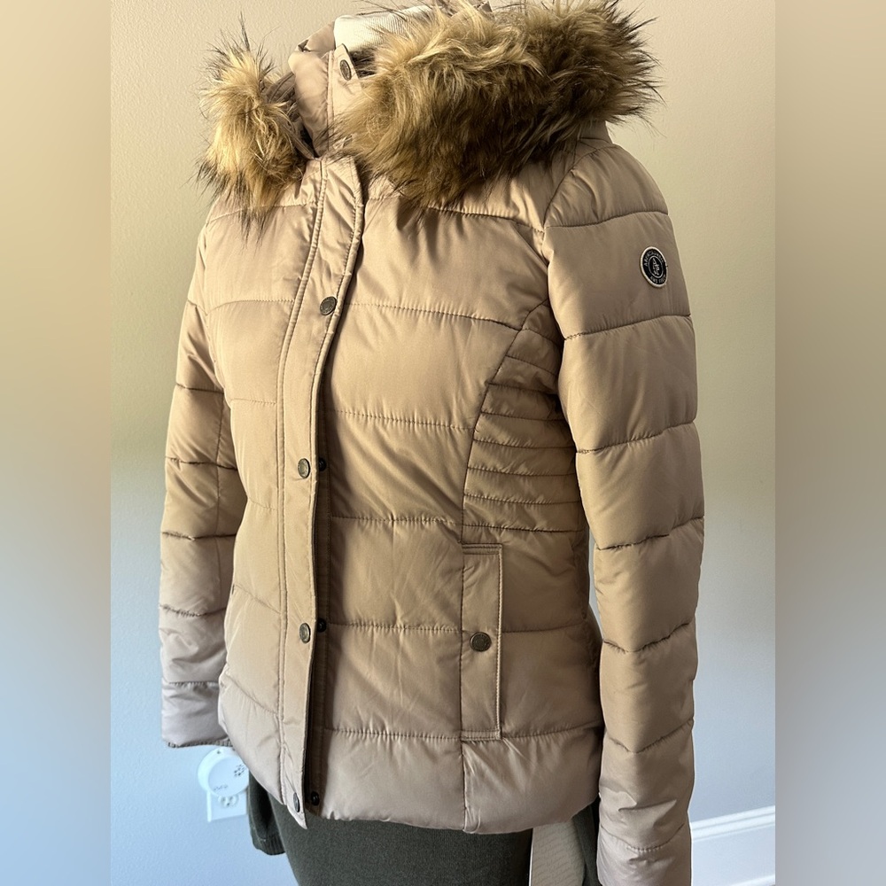 NWT Abercrombie and Fitch Tan Puffer Jacket with hood M